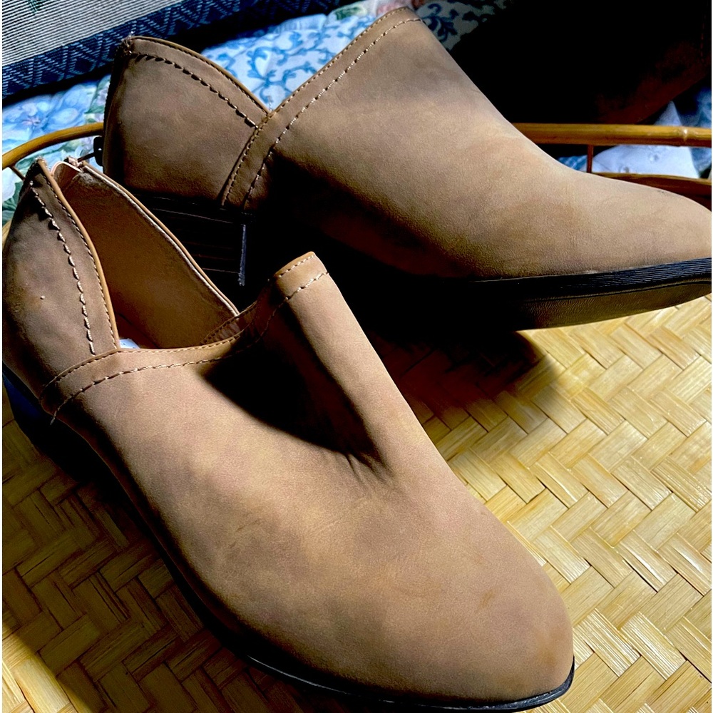 New  Andiamo Tan Leather Back Zip heeled Ankle Booties Size 10